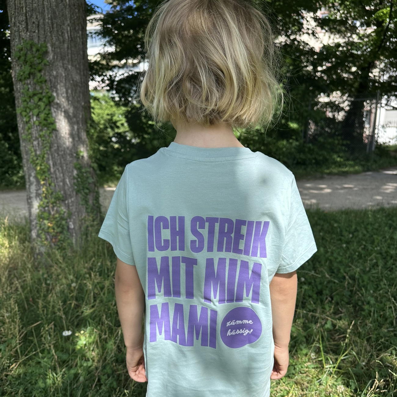 Image front Ich streik mit mim Mami! - Kids Shirt