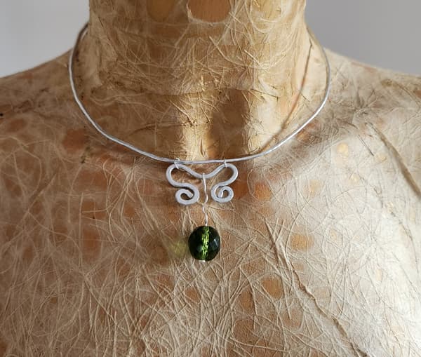 Collier Envollée - Aluminium martelé & Topaze verte