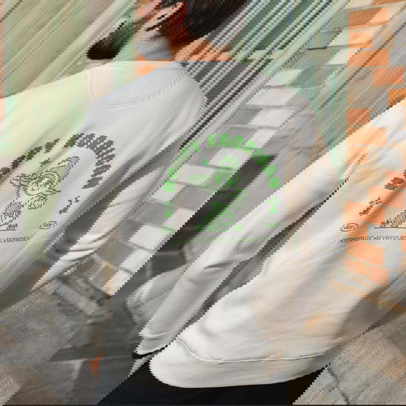 Image front Sweat Happy Korrigan