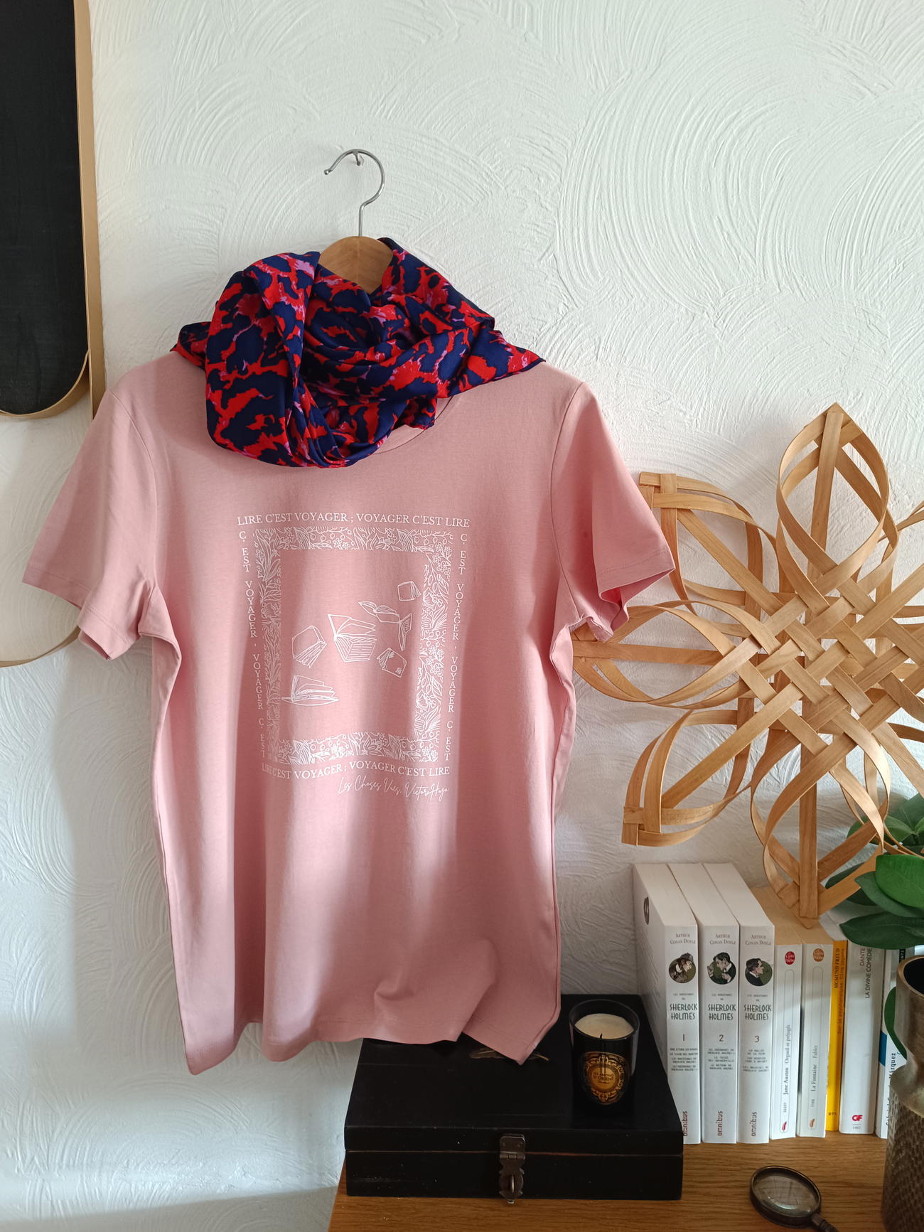 Image front T-shirt Victor Hugo “Lire, c’est voyager. Voyager, c’est lire” - Version Livres qui s'envolent