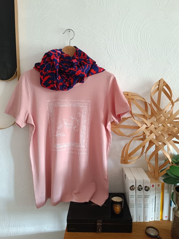 Image front T-shirt Victor Hugo “Lire, c’est voyager. Voyager, c’est lire” - Version Livres qui s'envolent