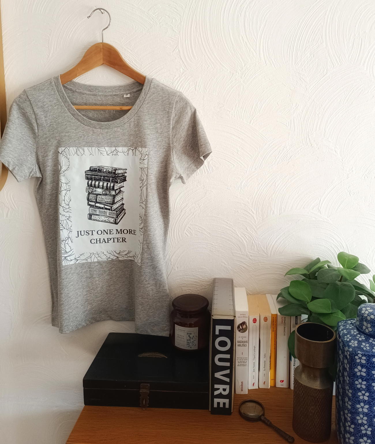 Image front T-shirt "Just one more chapter"