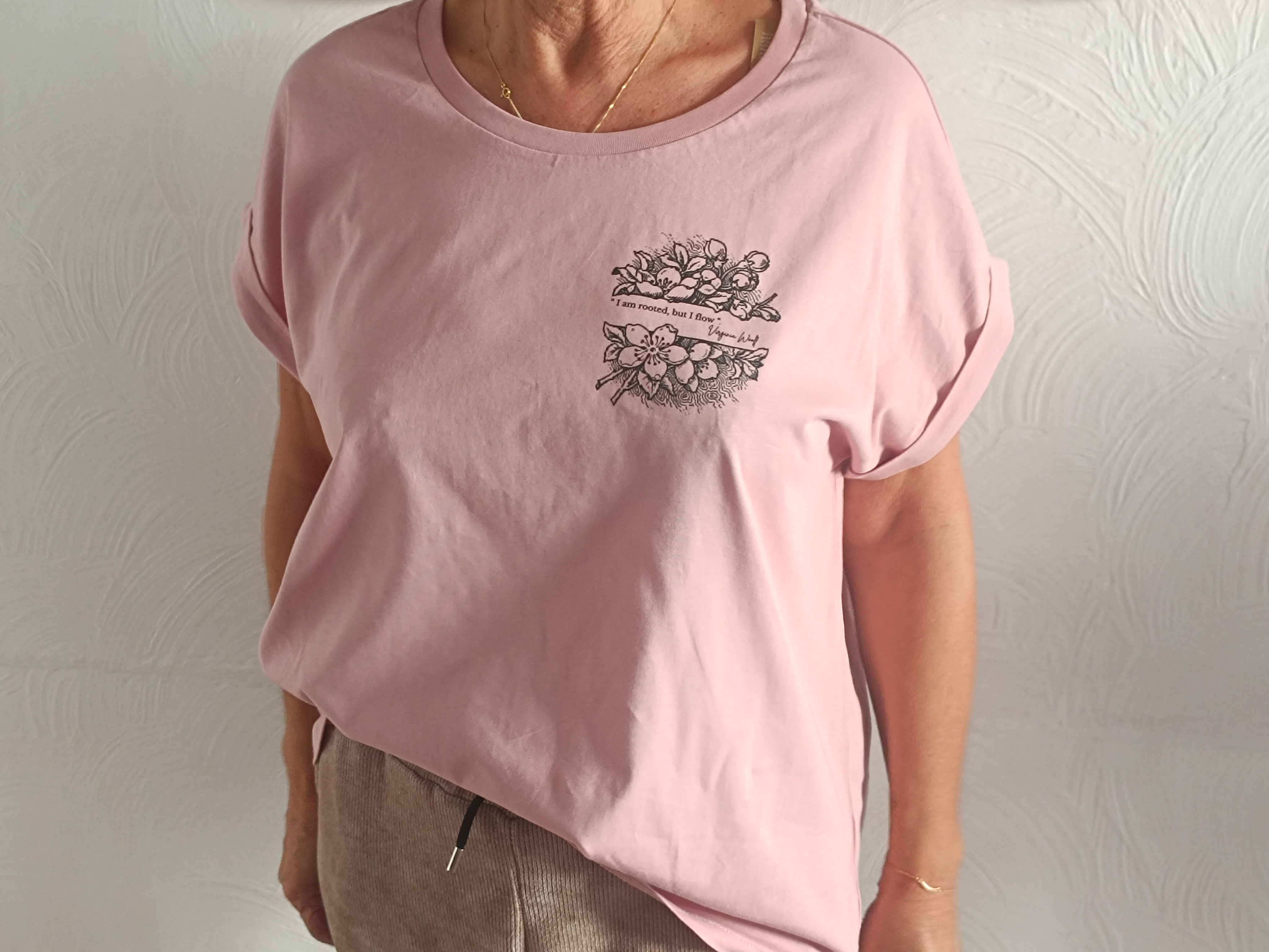 Image front T-shirt littéraire Virginia Woolf – I am rooted but I flow