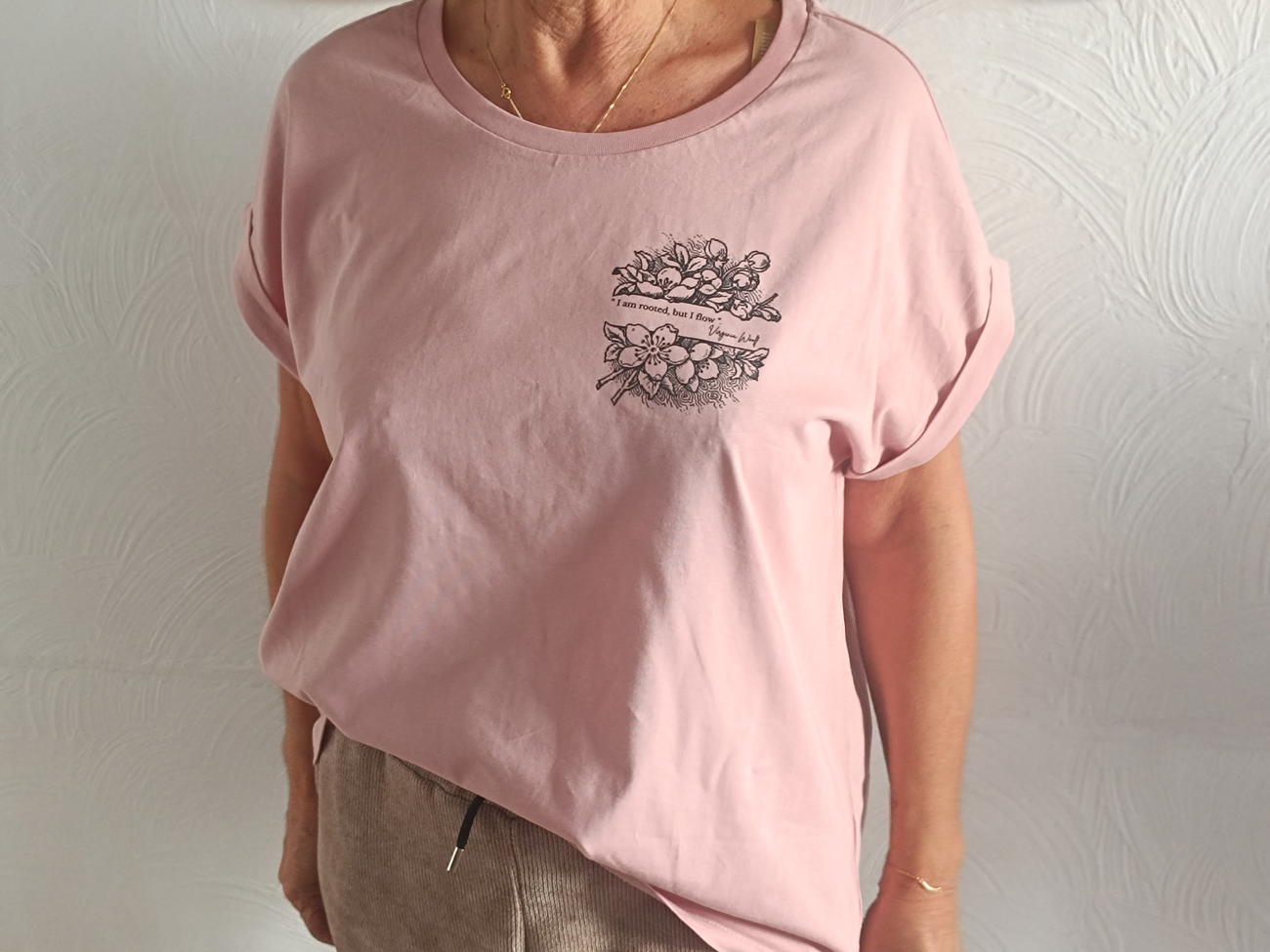 Image front T-shirt littéraire Virginia Woolf – I am rooted but I flow