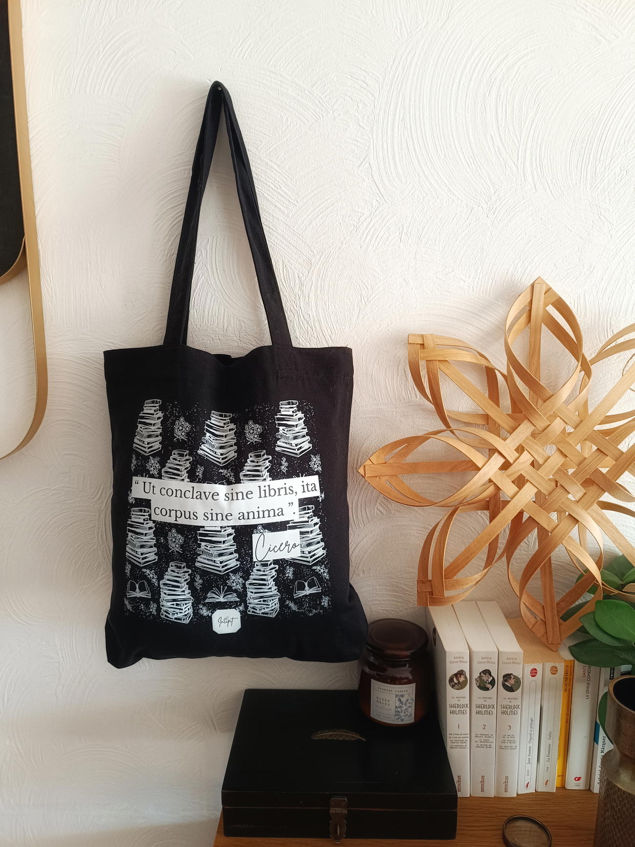 Image front Totebag Cicéron, “Une pièce sans livres est un corps sans âme” - édition en latin, version noire