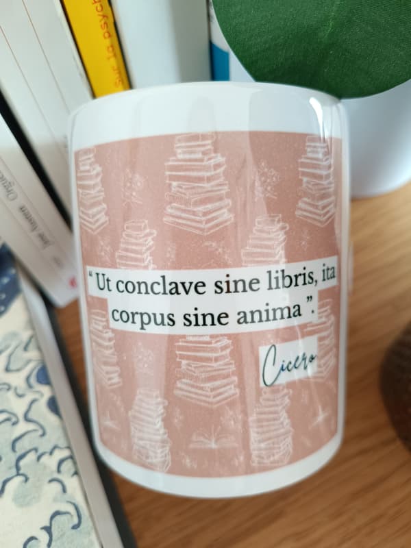 Image back Mug Cicéron, “Une pièce sans livres est un corps sans âme” - édition en latin, version Moka