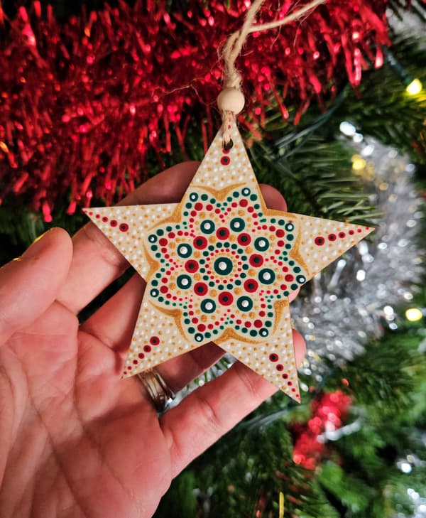 Etoiles à suspendre vert rouge et doré