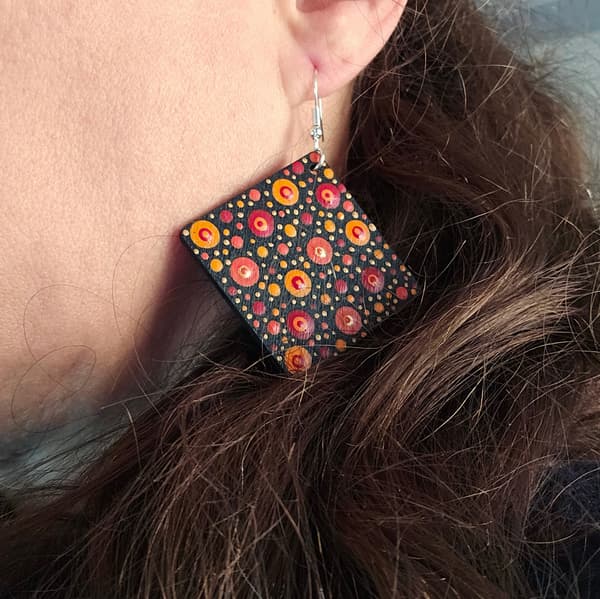 Boucles d'Oreilles Carrées Dot Art rouge/orange/doré - Image