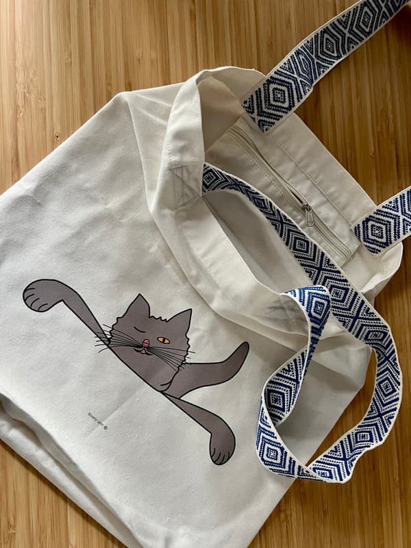 Image back Cat looks over It on a Ethnic Bag