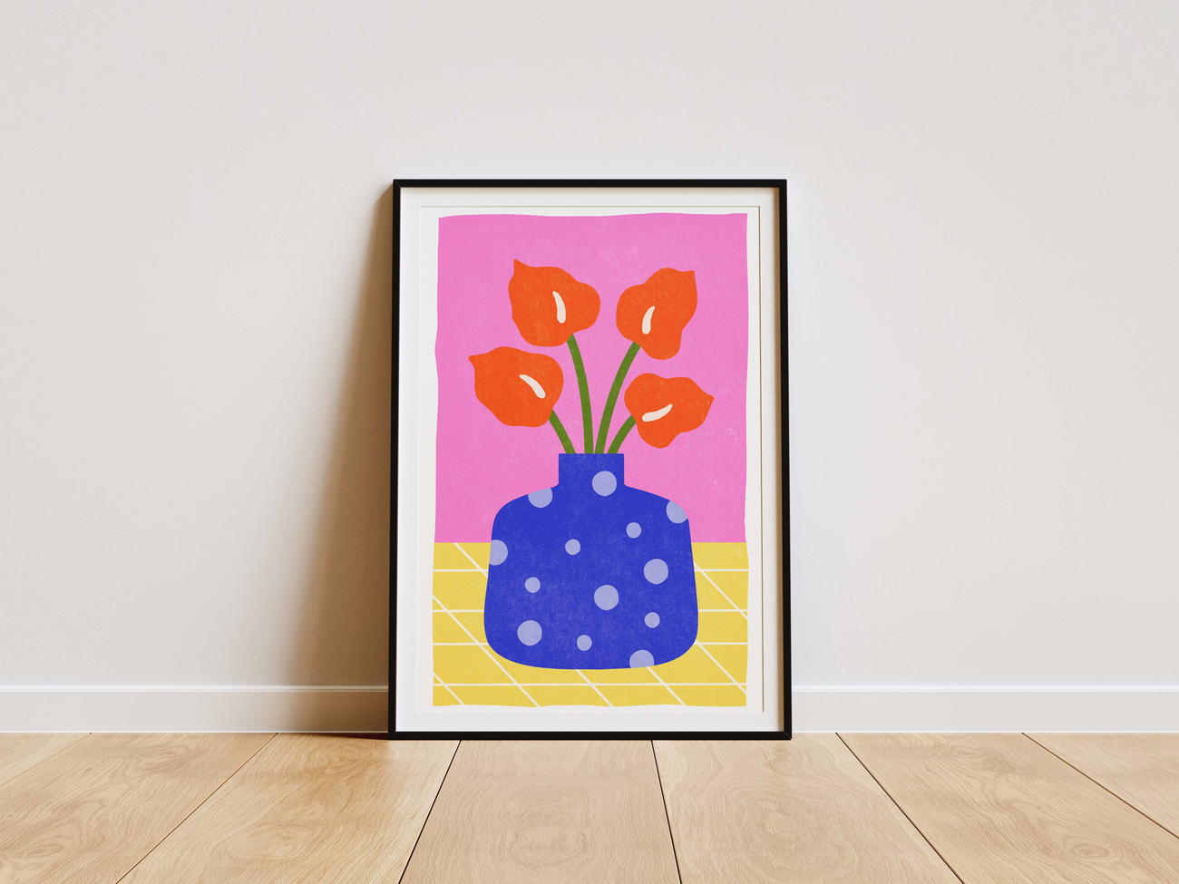 Image front Fleurs d'arum oranges dans un vase bleu à pois