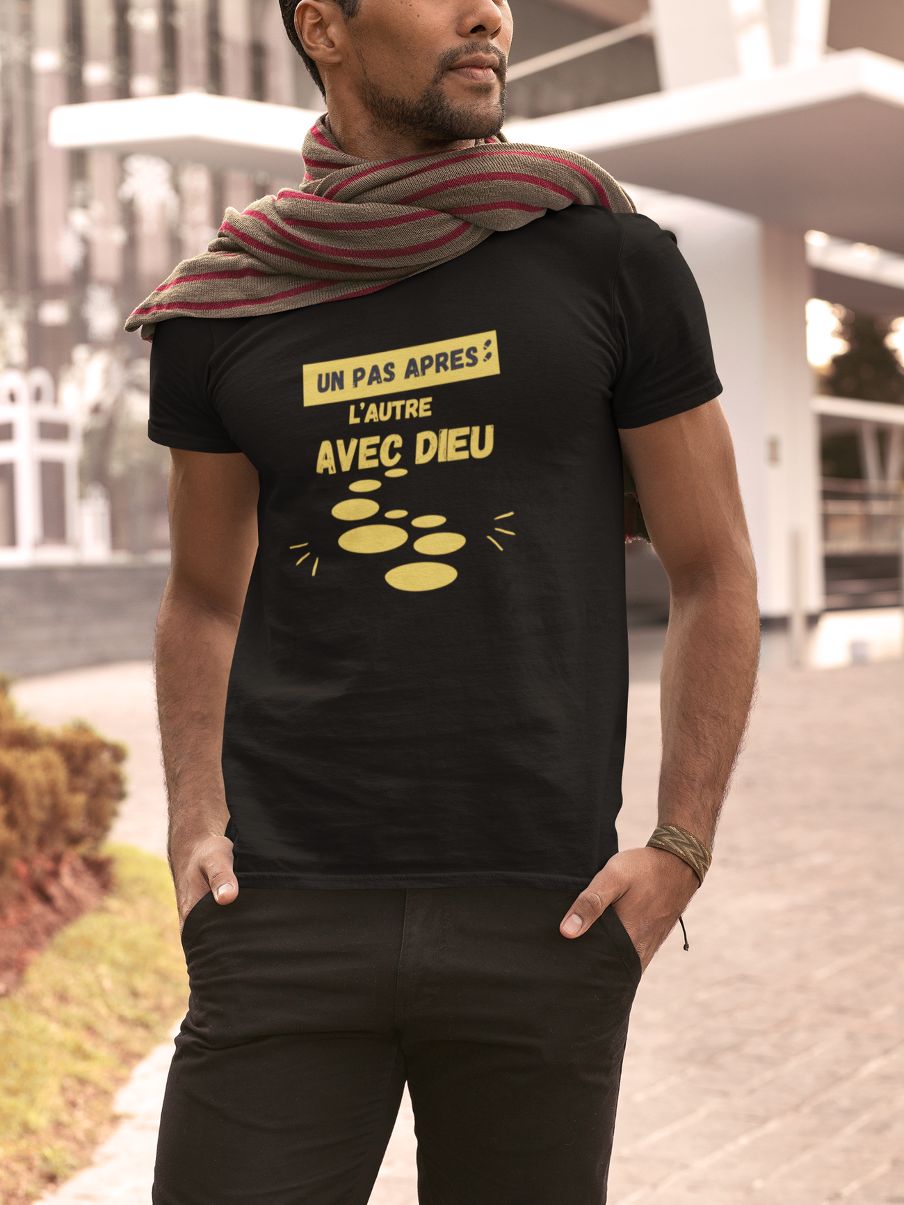 T-shirt UNISEXE Classique - Un Pas Après L'autre avec Dieu - Jaune
