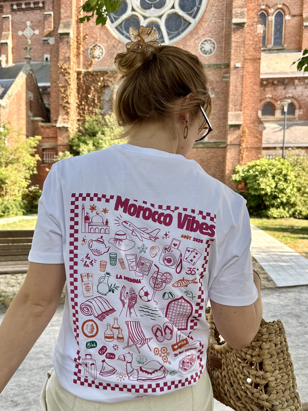 Image front T-shirt de voyage illustré à la main