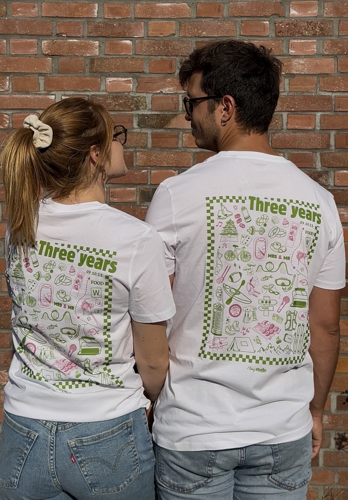 Image front T-shirt de couple illustré à la main