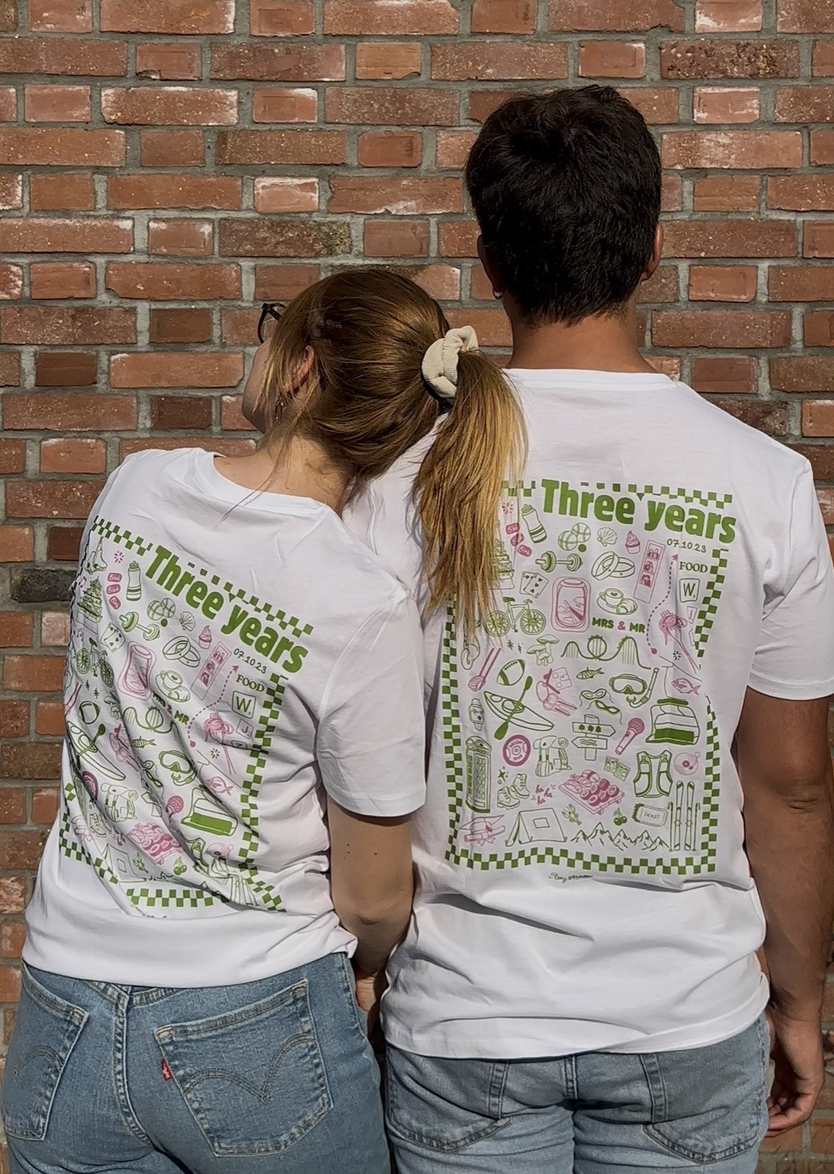 Image front T-shirt de couple illustré à la main