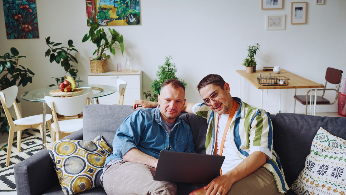 Poster gay : du visuel militant au clin d’œil sexy